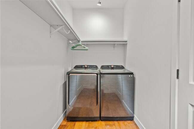 Building Photo - 23036 Burbank Blvd