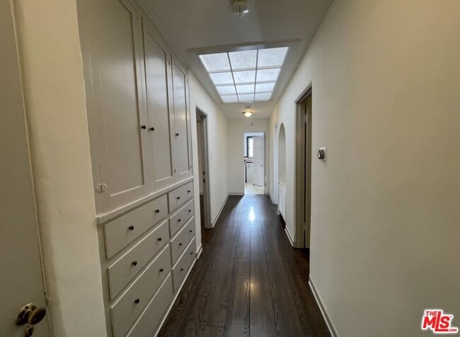 Building Photo - 147 S Poinsettia Pl
