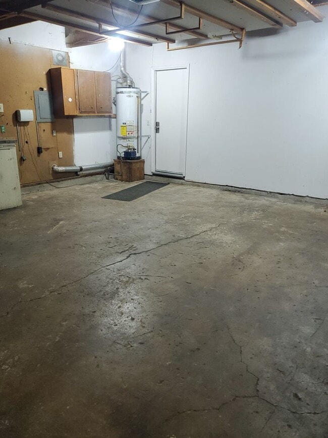 Building Photo - AVAILABLE NOW!!  LARGE, REMODELED 3 BEDROOM HOME / LARGE FENCED YARD