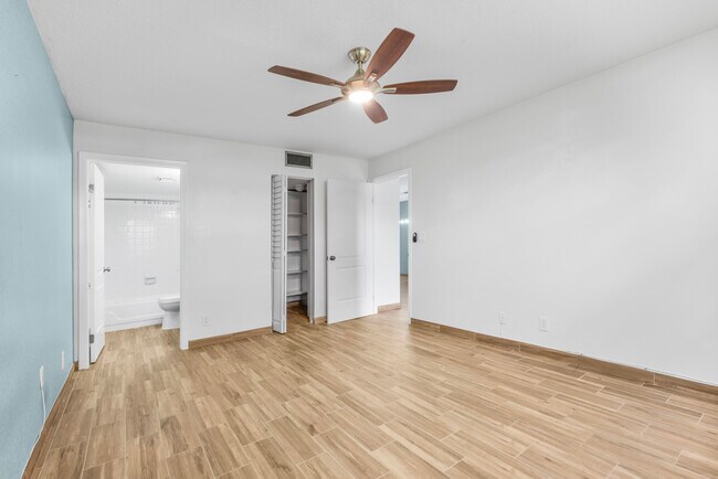 Building Photo - 2865 SW 22nd Ave