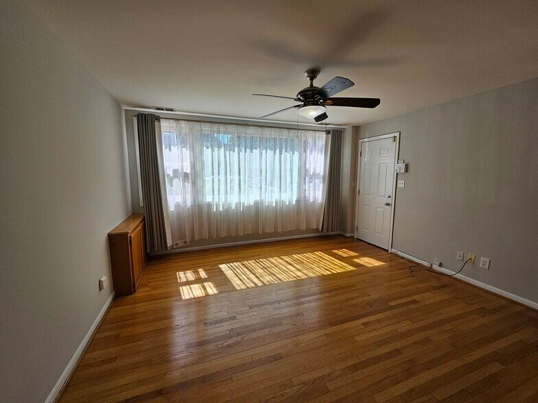 1140 W Barry Avenue, Unit 1, Chicago, IL 60657 - 1140 W Barry Ave
