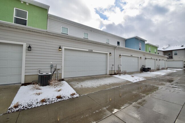 Building Photo - 3 Bed 2.5 Bath Townhome with Awesome View in Daybreak!