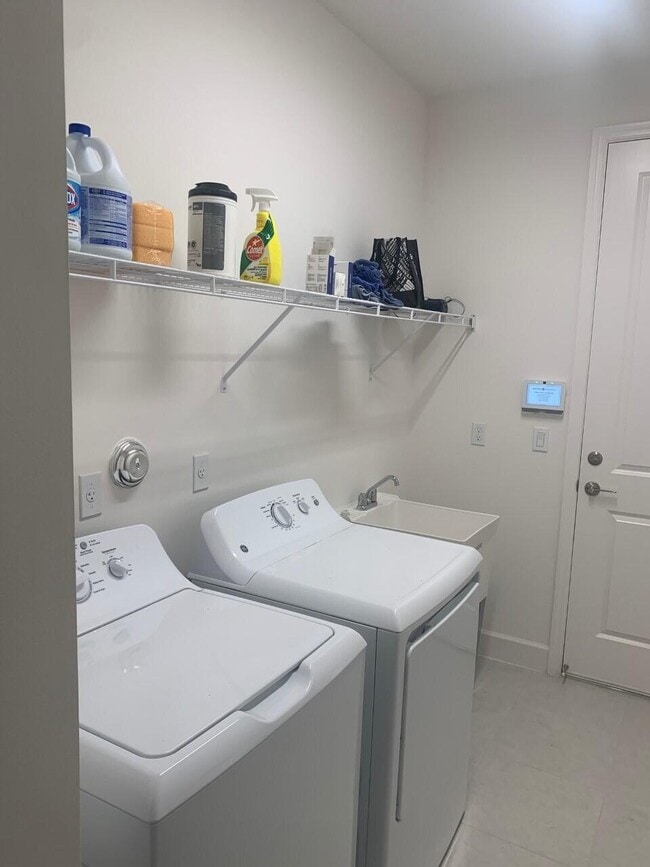 Building Photo - 11643 SW Moon River Way