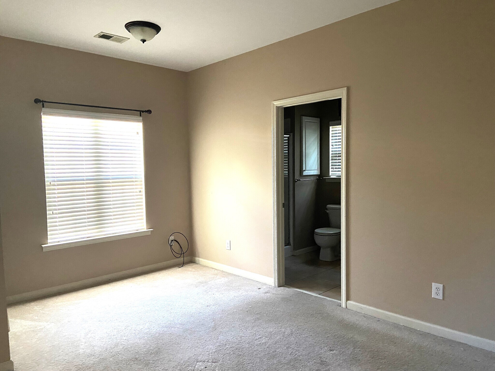 Building Photo - 422 Holland Lakes Dr N