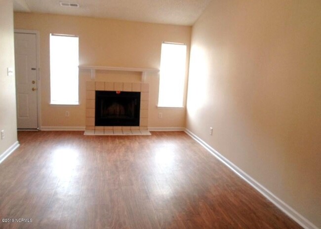 Building Photo - "Charming 2-Bed, 2-Bath Gem with Cozy Comf...