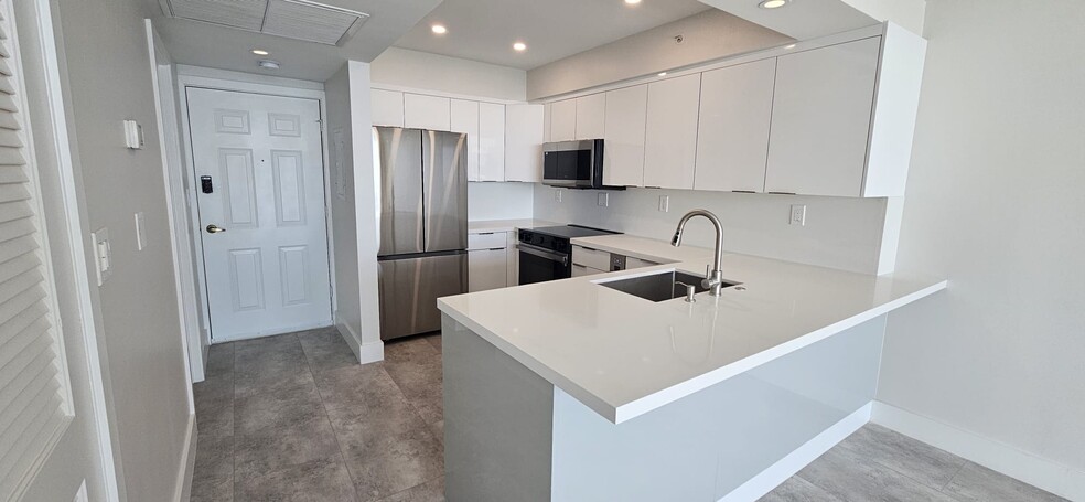 Building Photo - 2501 S Ocean Dr