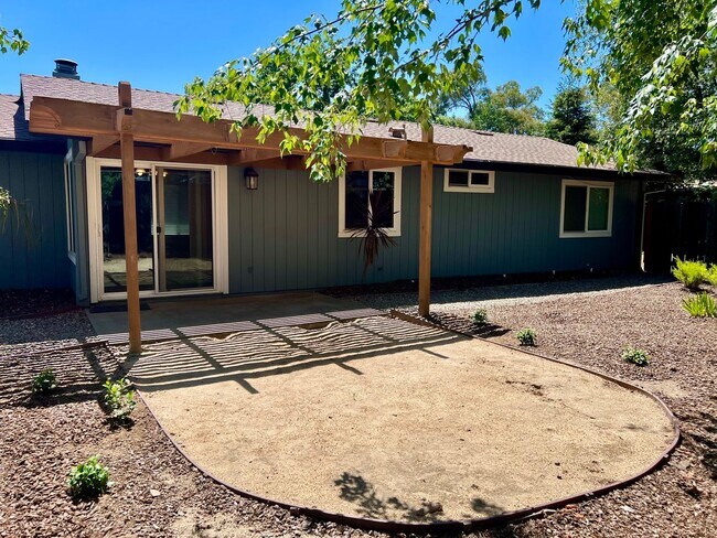 Building Photo - 3 Bedroom 2 Bathroom 2 Car Garage Home in Loomis
