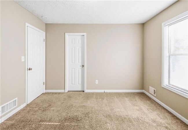 Building Photo - 3950 Lookout Point Dr