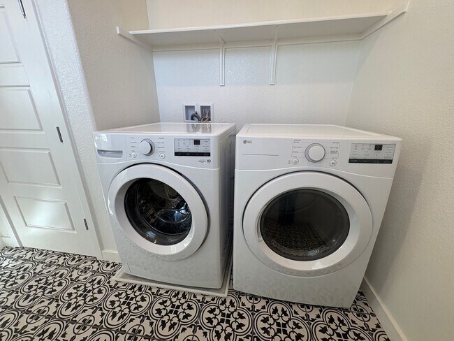 Building Photo - Beautiful 4 Bedroom 3 Full bath House with Solar in Gated Antioch Community