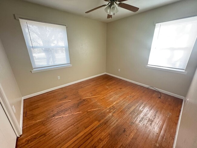 Building Photo - 2601 Live Oak Dr