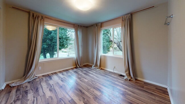 Building Photo - Large Bremerton Duplex Unit Available for ...