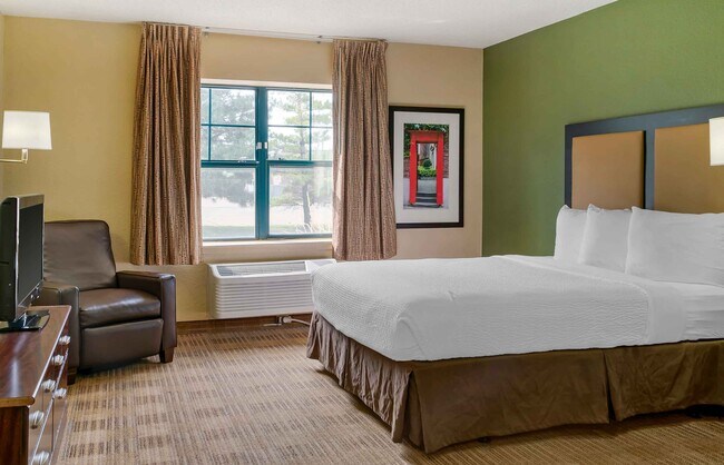 Building Photo - Furnished Studio-Chicago - Naperville - West