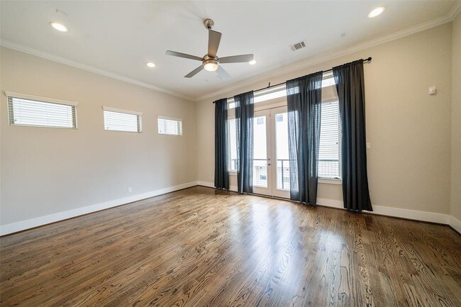Building Photo - 5815 E Post Oak Ln