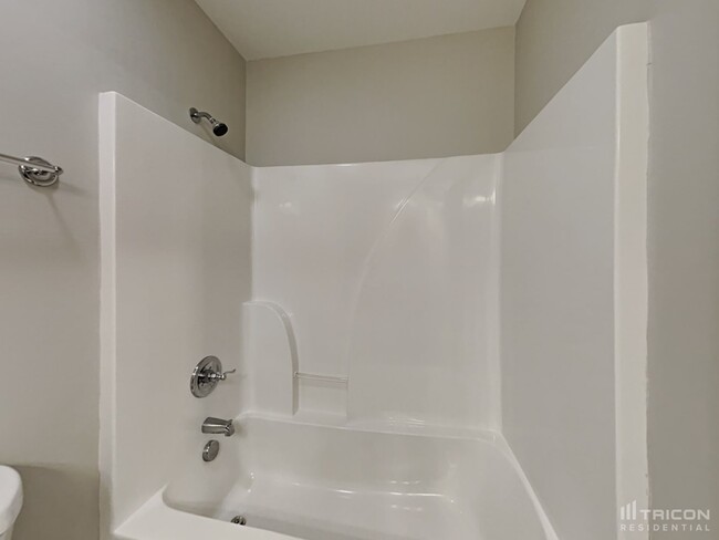 Building Photo - 302 Bronze Dr