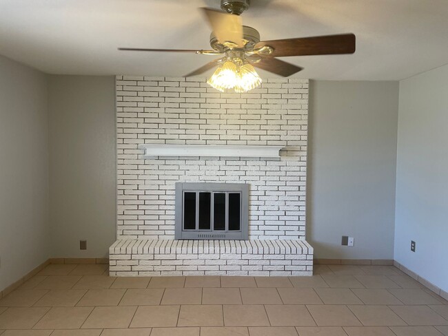 Building Photo - 2 Bedroom Duplex, 2 bath, carport
