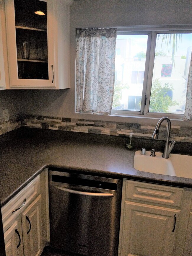 Building Photo - Gorgeous 2 bed 2 bath nestled in heart of Mission Viejo