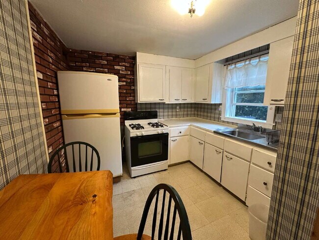 Building Photo - Charming Barrington Cottage Retreat: Fully Equipped 1BR Living with Private Yard Space!