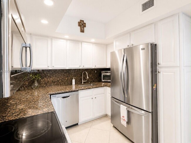 Building Photo - 5600 Collins Ave