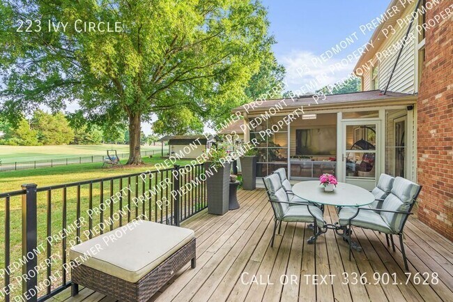 Building Photo - 223 Ivy Cir