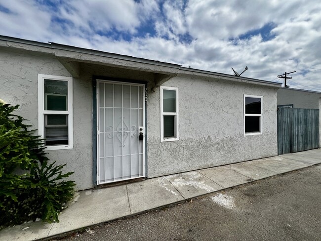 Building Photo - 2331 Smythe Ave