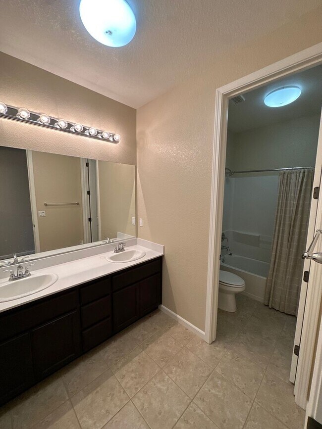 Building Photo - Spacious 4 Bed / 3 Bath Home with Large Covered Patio in Chico