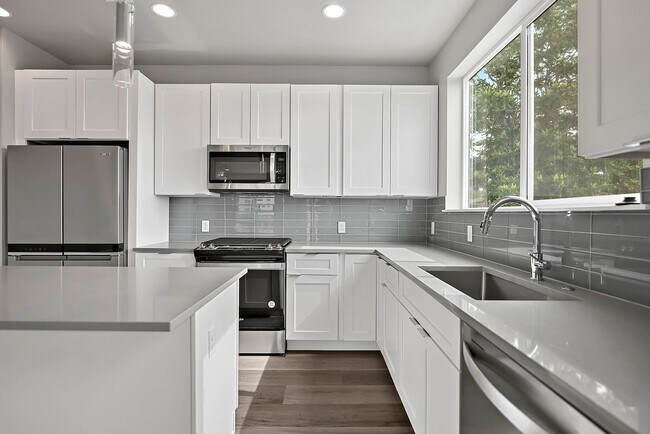Building Photo - Last Townhouse Available! Beautiful Newer Build Close to Overlook Station