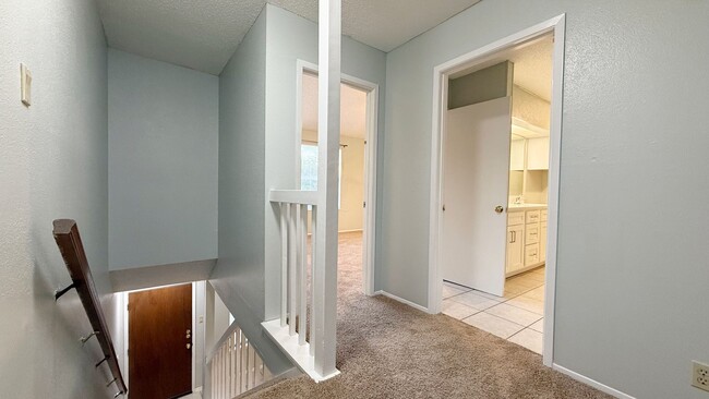 Building Photo - 2 Bedroom Townhome available for Immediate...