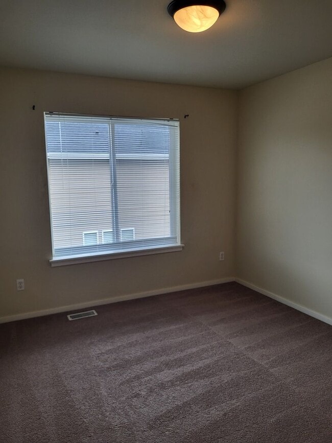 Building Photo - **$500 Move In Special**Beautiful 3 Bed 2.5 Bath 3 story home in South Hill Puyallup