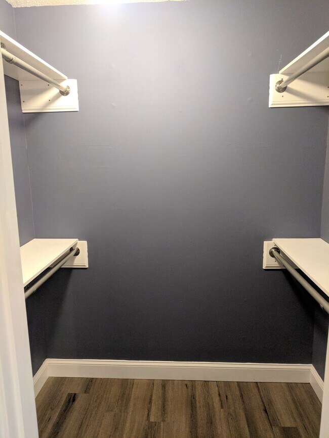 Building Photo - Gorgeous 1BR Condo Walk to Class