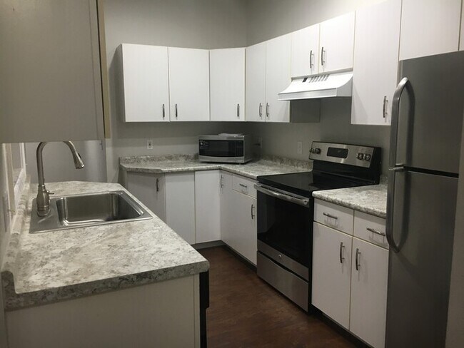 Building Photo - 3 miles to Wrightsville Beach! 1 Block fro...