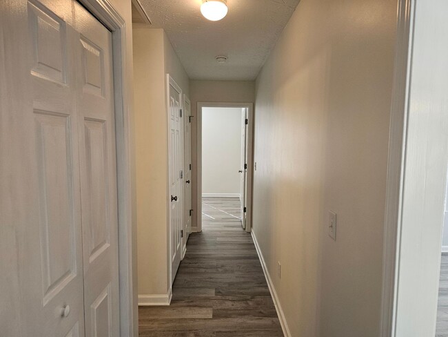 Building Photo - 3 bedroom, 2 bath home in the Neighborhood...