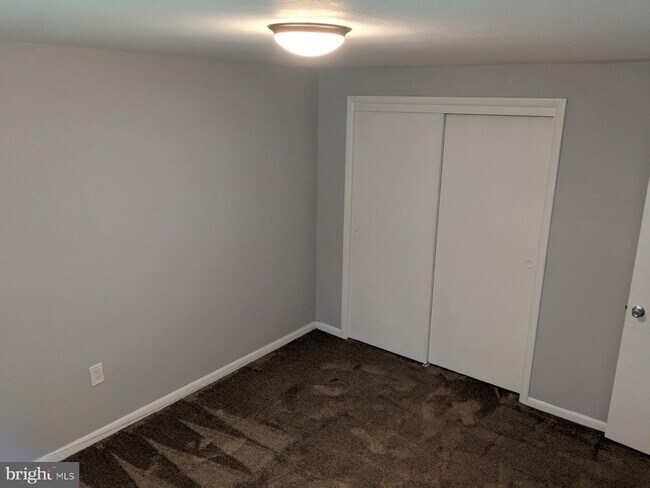 Building Photo - 250 Tanglewood Ln