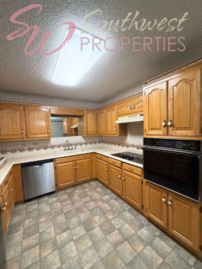 Building Photo - 2 bedroom 2 bath well maintained home close to city park!