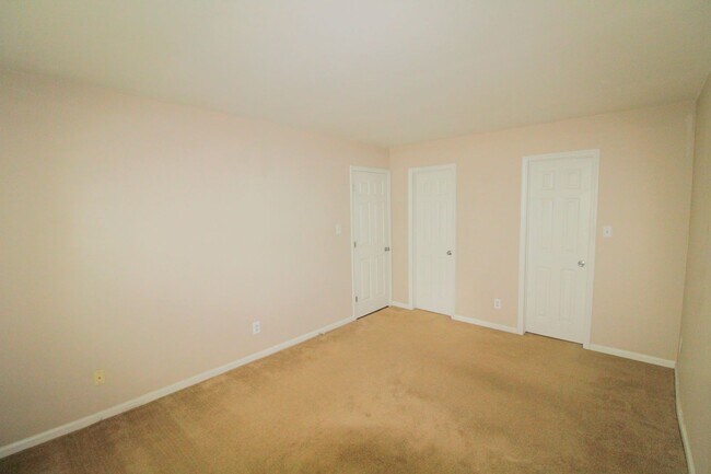 Building Photo - (Coming Soon) 2-Bedroom Condo on the Sugar Creek Greenway!