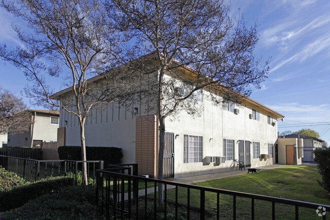 Primary Photo - Helena Gardens (por)
