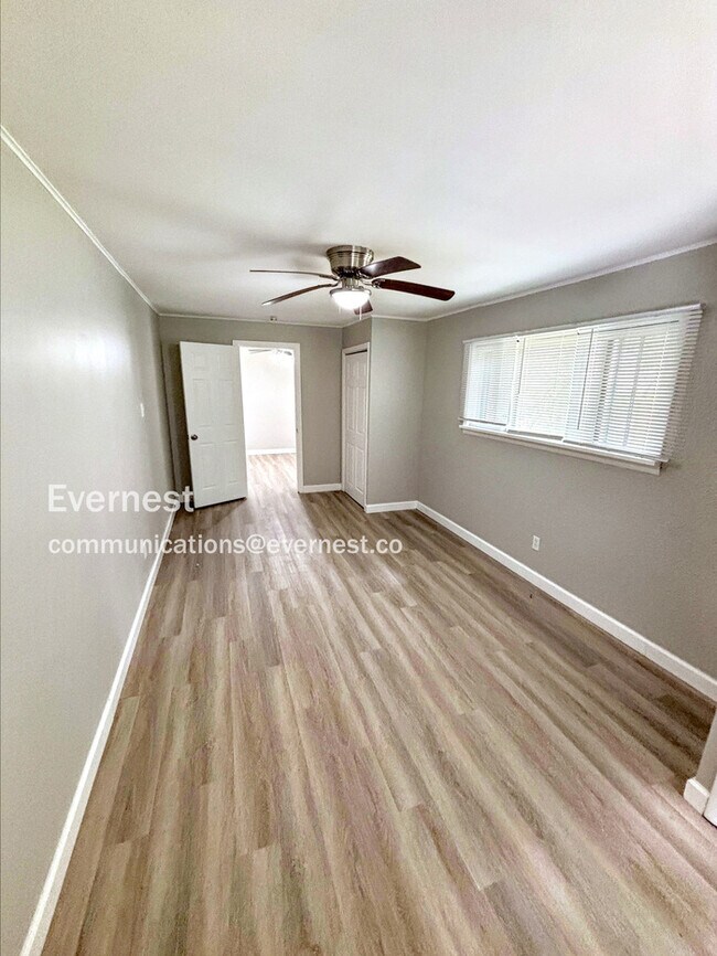 Building Photo - Updated 3 Bedroom Home in St Louis / Pet F...