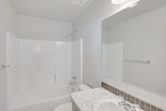 Building Photo - 1676 S Sunseeker Ln