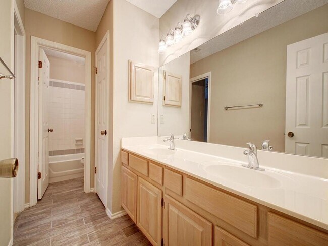 Building Photo - 1208 Woodhollow Cove
