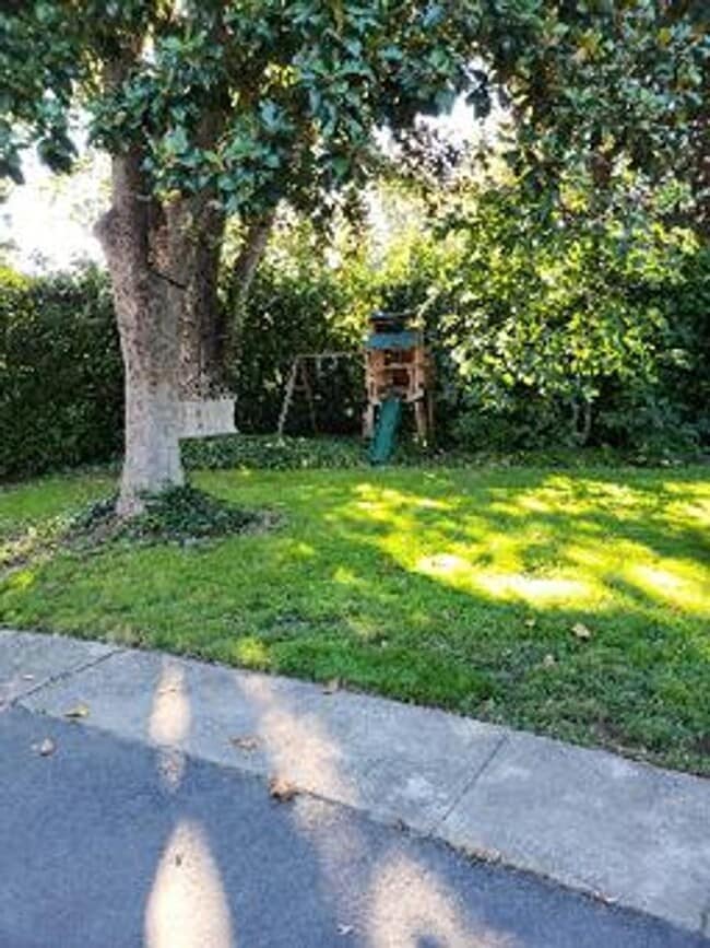 Building Photo - Spacious 3 Bedroom, 2 Bath Home on Private...