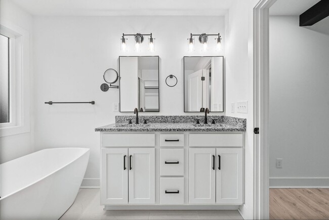 Building Photo - Pet Friendly Three Bedroom with Bonus!