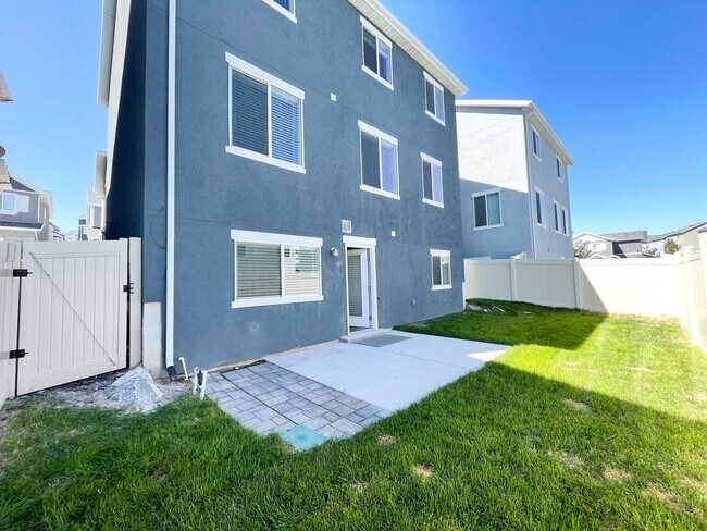 Building Photo - HOLIDAY MOVE IN SPECIAL!