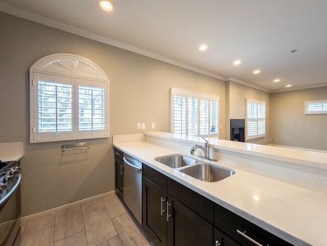 Building Photo - Luxury Living in Toluca Lake!