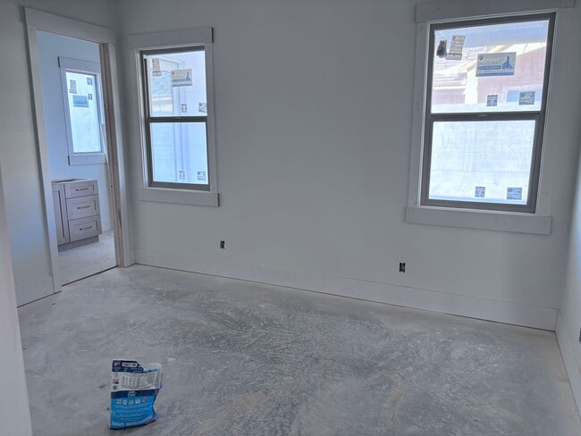 Building Photo - Beautiful single story with 4 bedrooms next to Crimson High School