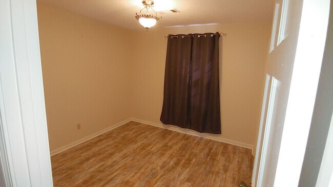 Building Photo - Very Nice 4 Bedroom Home in Woodland Forest
