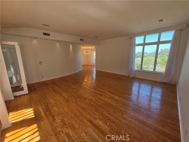 Building Photo - 310 S Thurston Ave