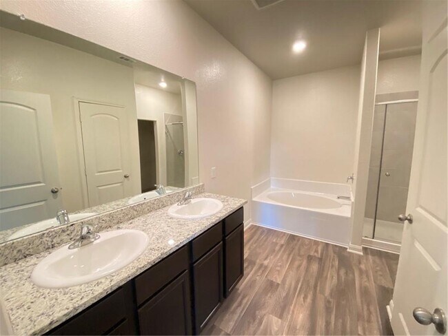 Building Photo - 325 Crescent Park Dr