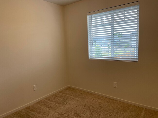 Building Photo - 3 Bedroom Townhome w/FULLY FENCED YARD & G...
