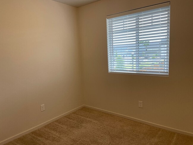 Building Photo - Charming 3 Bedroom Townhome w/FULLY FENCED...