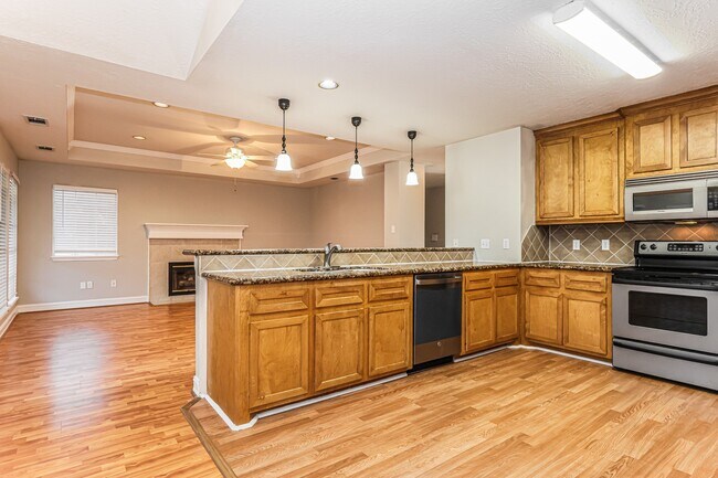 Building Photo - 112 Golfview Ct