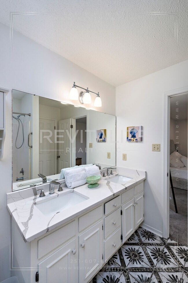 Building Photo - Stunning 3 Bed 2 Bath Brick Home with Huge Yard!